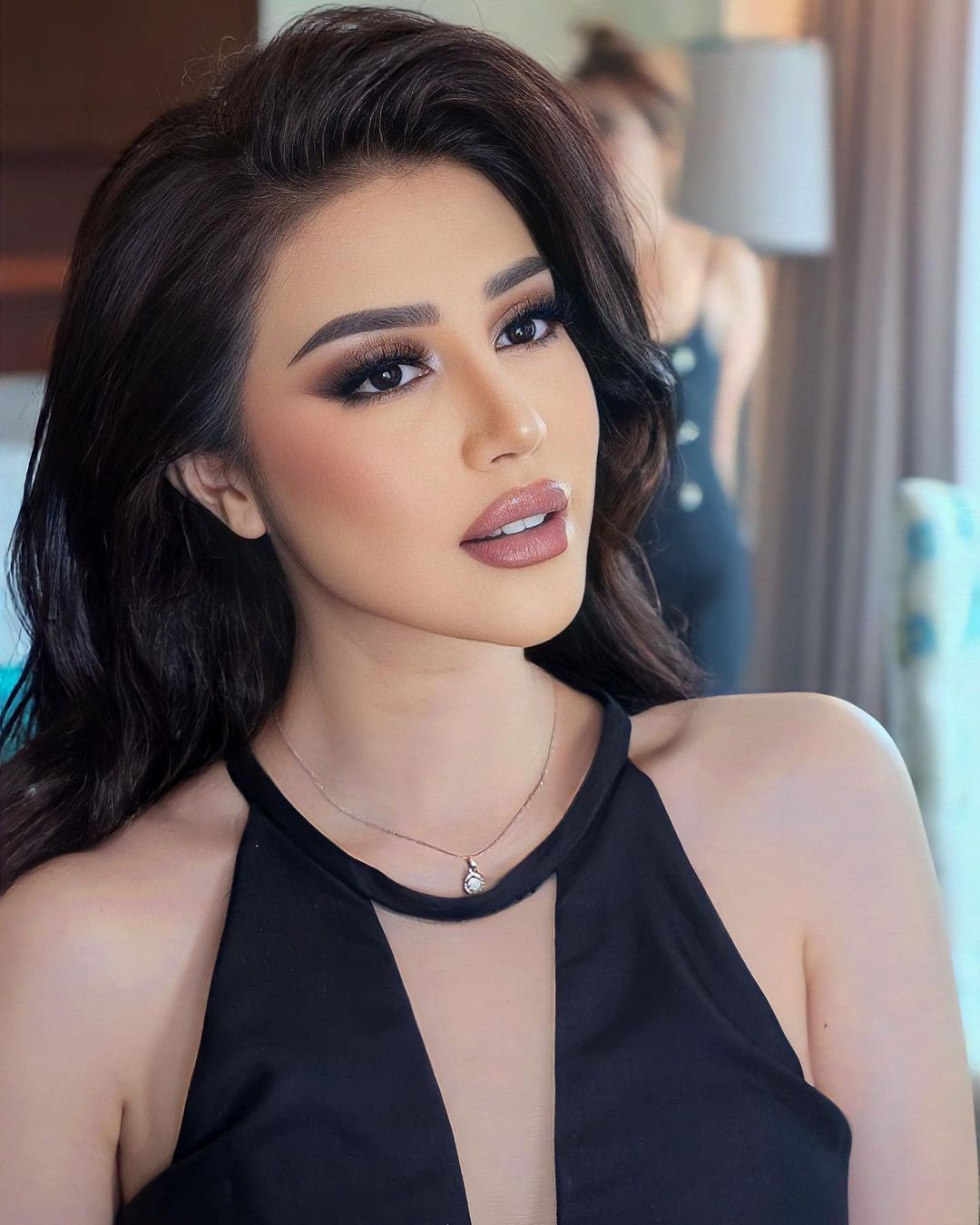 Trong những hình ảnh được make-up và chỉnh sửa kỹ càng, Ariska Putri Pertiwi vẫn thu hút công chúng bởi nhan sắc mặn mà, kiêu sa. Tuy nhiên, khi xuất hiện trên livestream của ông Nawat - chủ tịch Miss Grand International, người đẹp bị lộ gương mặt mộc xuống sắc, phù nề.