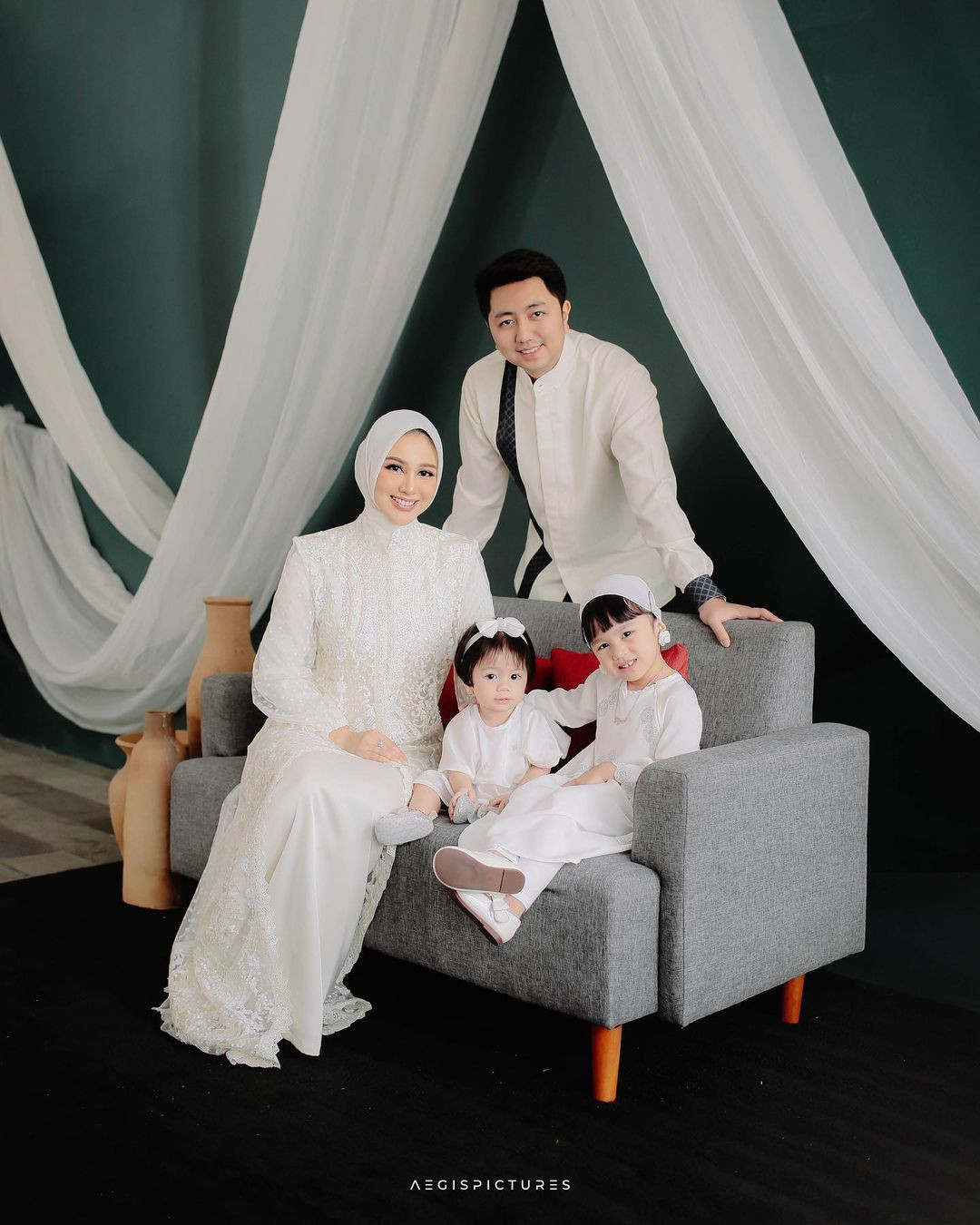 Người đẹp đã kết hôn và sinh 2 cô con gái. Kể từ đó, Ariska Putri Pertiwi cũng im hơi lặng tiếng, không xuất hiện nhiều ở các sự kiện showbiz.