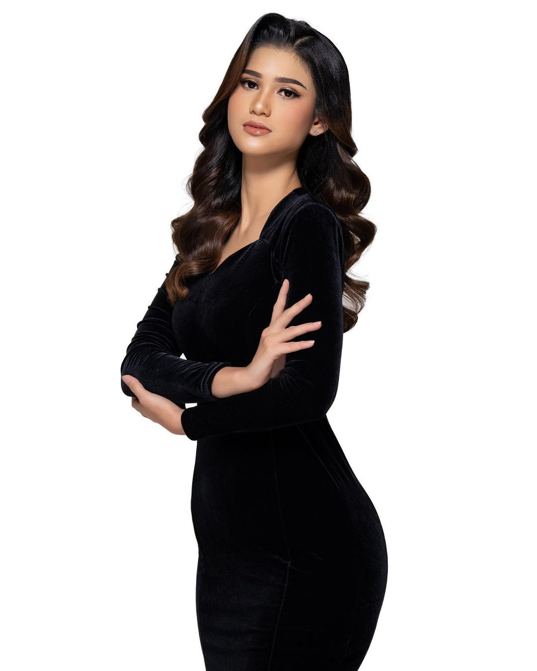 Tân Miss Grand Indonesia còn được biết đến là người phụ nữ tích cực tham gia nhiều hoạt động xã hội, trong đó, cô yêu thích công việc chăm sóc người lớn tuổi neo đơn.