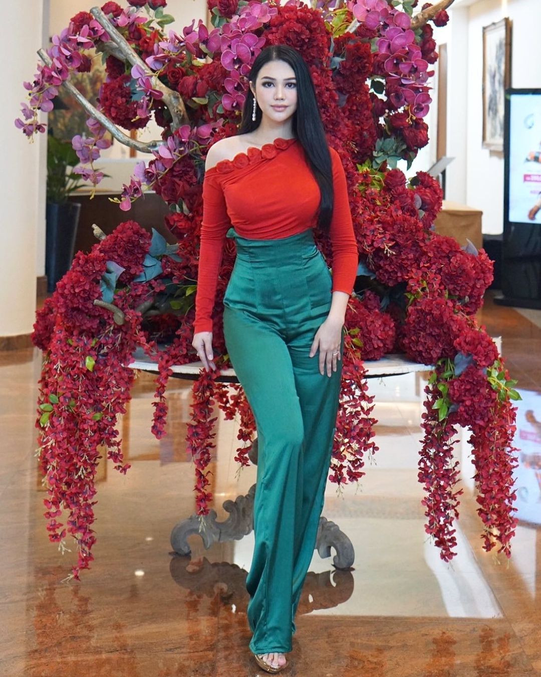 Năm 2022, khi cuộc thi Miss Grand International được tổ chức ở Indonesia, Ariska Putri Pertiwi có dịp hội ngộ Hoa hậu Thùy Tiên và các người đẹp khác.