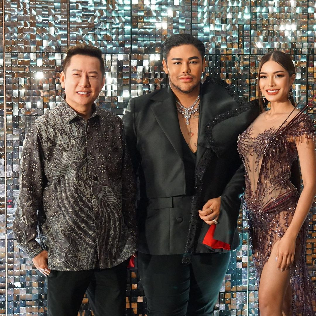 Aoom Thaweeporn diện váy xuyên thấu lộ nội y trong đêm chung kết Hoa hậu Hòa bình Indonesia 2023.