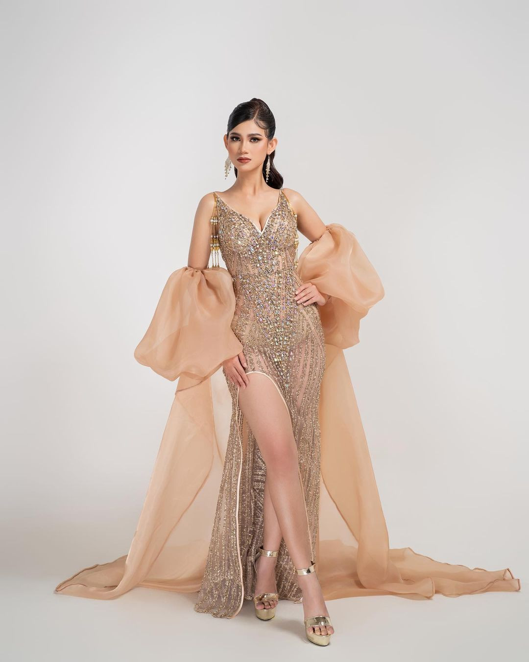 Vẻ đẹp của Ritassya Wellgreat được đánh giá là vừa cổ điển, vừa mang nét hiện đại, phóng khoáng. Không chỉ thế, cô cũng được đánh giá cao về kỹ năng ứng xử, giao tiếp. Trong đêm chung kết Miss Grand Indonesia 2023, khi được hỏi về phẩm chất nổi trội nhất của mình so với các thí sinh còn lại, Ritassya Wellgreat đã có câu trả lời ứng xử thông minh, thuyết phục, giúp cô đăng quang ngôi vị cao nhất.