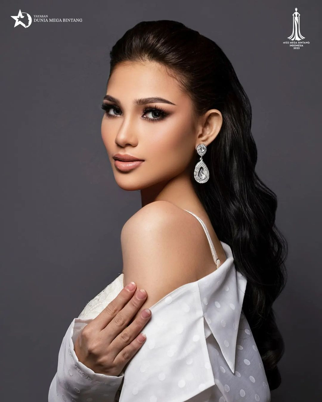 Ritassya Wellgreat là ứng viên sáng giá ngay từ đầu cuộc thi nên kết quả không gây bất ngờ. Tân Hoa hậu năm nay 22 tuổi, cao 1,75 m, có nhan sắc hiện đại và cá tính.