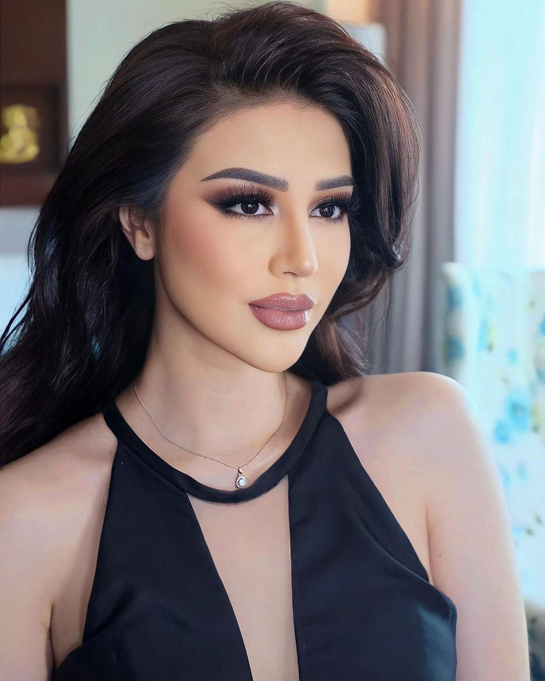 Trong những hình ảnh được make-up và chỉnh sửa kỹ càng, Ariska Putri Pertiwi vẫn thu hút công chúng bởi nhan sắc mặn mà, kiêu sa. Tuy nhiên, khi xuất hiện trên livestream của ông Nawat - chủ tịch Miss Grand International, người đẹp bị lộ gương mặt mộc xuống sắc, phù nề.