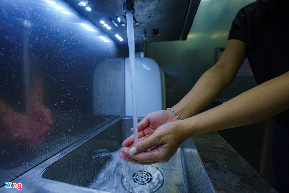 Vòi rửa tay cũng được thiết kế tự động đem lại tiện ích cho người tiêu dùng. Trước đó, quận 1 cũng đã vận động hơn 100 hàng, quán tại 10 phường hỗ trợ người dân dùng nhà vệ sinh miễn phí.