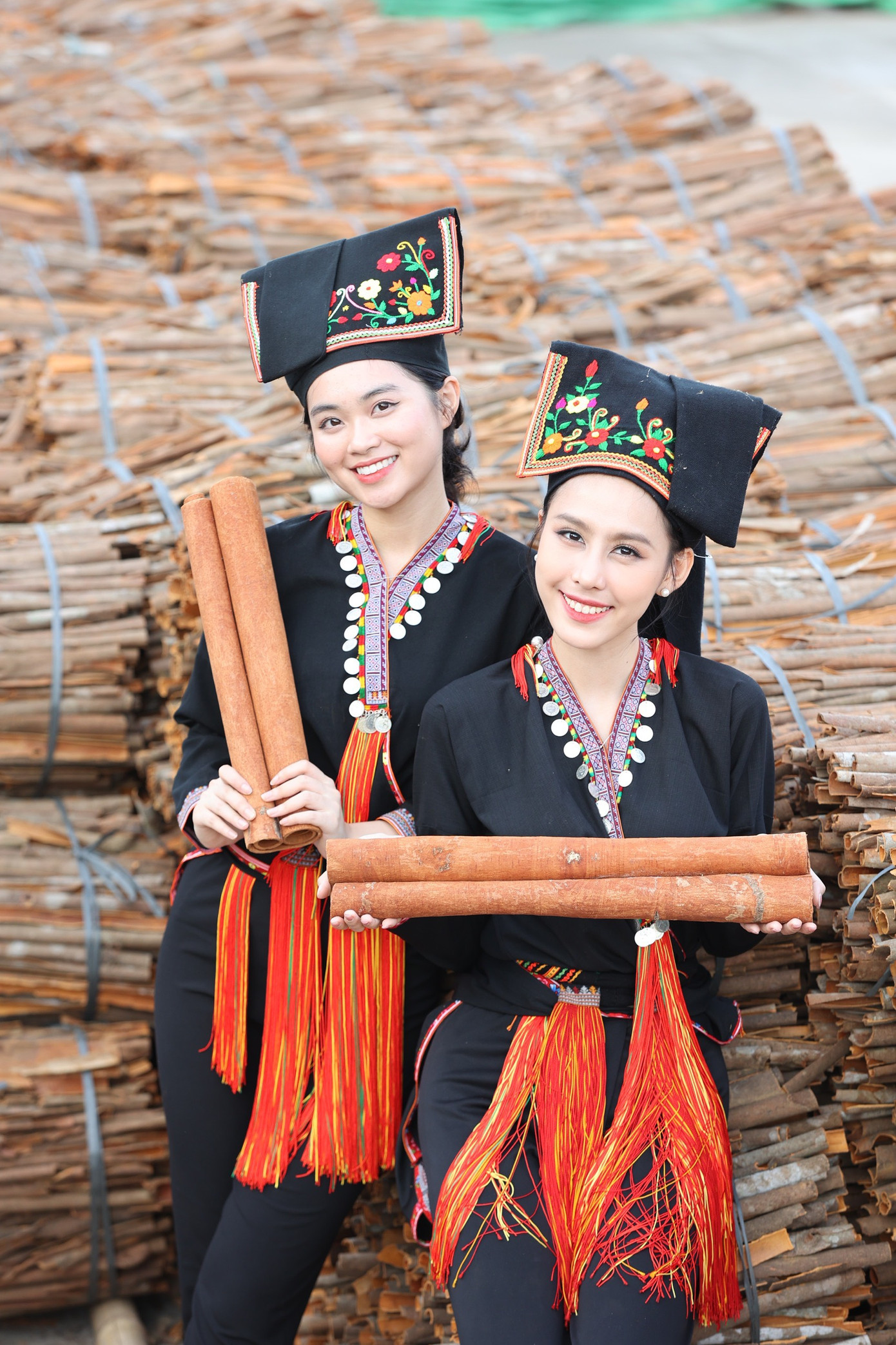 Hai người đẹp hào hứng khi khoác lên mình trang phục thổ cẩm độc đáo, sặc sỡ khi đến thăm những đồi quế xanh mát, bạt ngàn. Trước đó, khi tham dự Hội thảo "Thúc đẩy chuyển đổi số khu vực trung du, miền núi phía Bắc" được tổ chức ở Yên Bái, các người đẹp cũng khoe sắc với trang phục thổ cẩm. Hai người đẹp chia sẻ sự háo hức khi được khoác lên mình những trang phục dân tộc độc đáo của Tây Bắc.