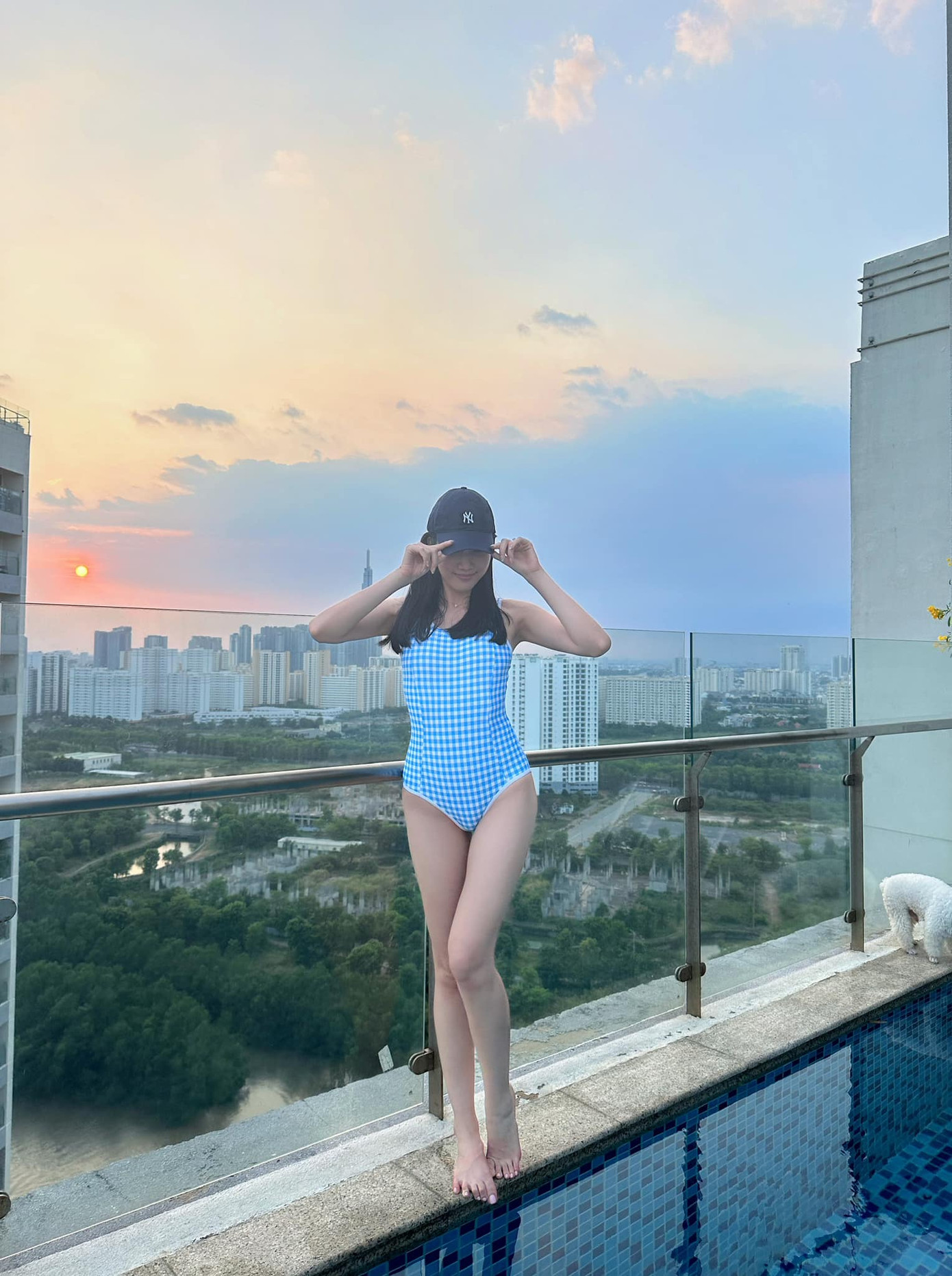 Chia sẻ với Tiền Phong, Á hậu Phương Anh cho biết cô và bạn trai tranh thủ chụp ảnh cưới ngay sau khi cô được cầu hôn. Cả hai đang lên kế hoạch cho hôn lễ. Á hậu Việt Nam 2020 tiết lộ cô và bạn trai lên kế hoạch tổ chức đám cưới cuối năm nay. Cô cũng hoàn thành chương trình học thạc sĩ vào cuối năm nên kế hoạch tổ chức đám cưới không ảnh hưởng đến việc học.