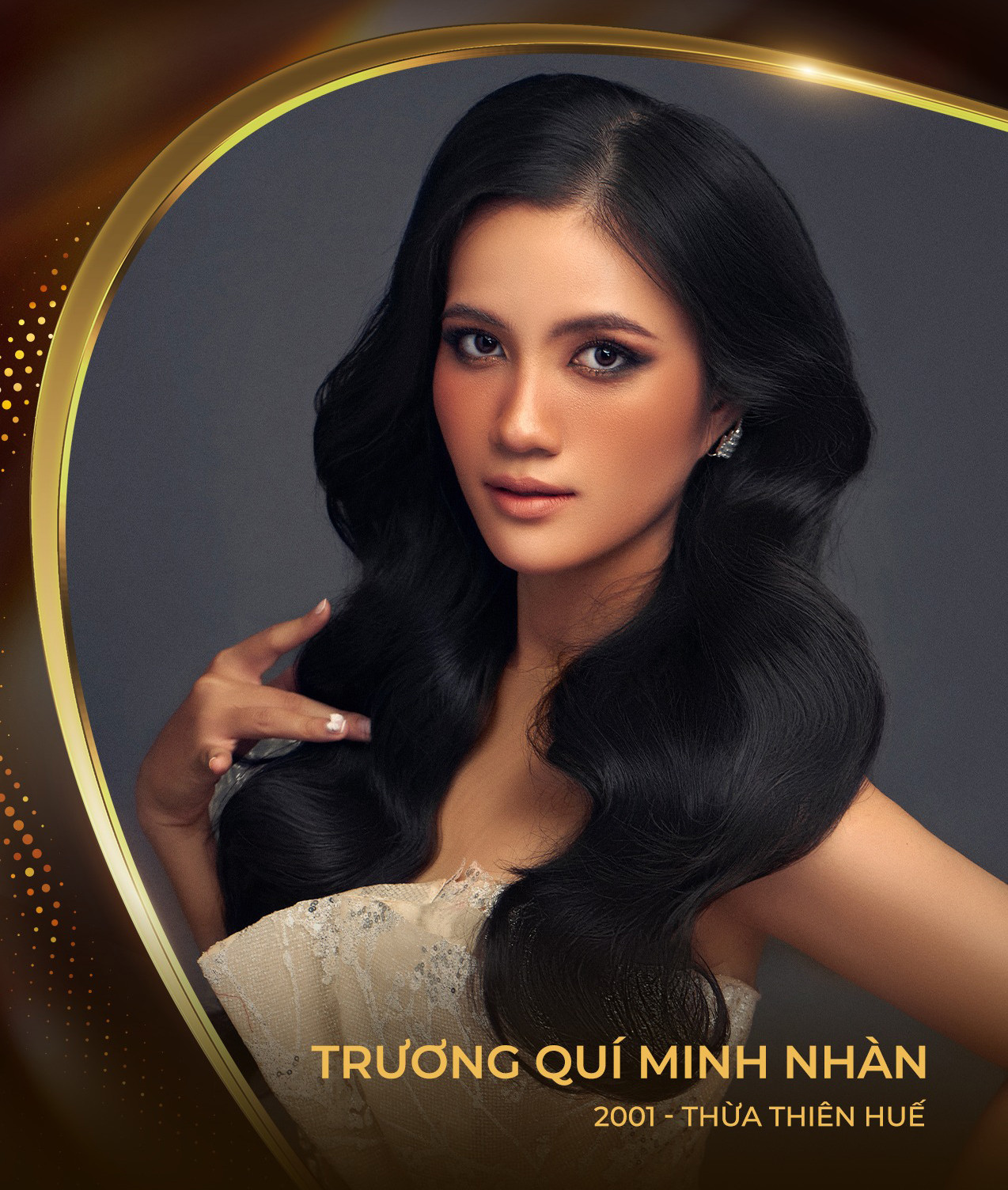 Thí sinh Trương Quí Minh Nhàn, sinh năm 2001 đến từ Huế. Minh Nhàn là cựu học sinh trường THPT chuyên Quốc Học Huế, IELTS 8.0. Cô đã đạt được nhiều thành tích ấn tượng trong lĩnh vực thi tiếng Anh như Giải Nhì cá nhân vòng thi cấp thành phố Hội thi Olympic Tiếng Anh TP Đà Nẵng 2022, Giải Nhì đồng đội vòng thi cấp thành phố Hội thi Olympic Tiếng Anh TP Đà Nẵng 2022...