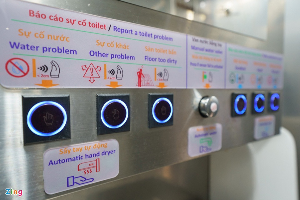 Người dân khi sử dụng nhà vệ sinh có thể báo cáo sự cố thông qua các nút bấm tự động.
