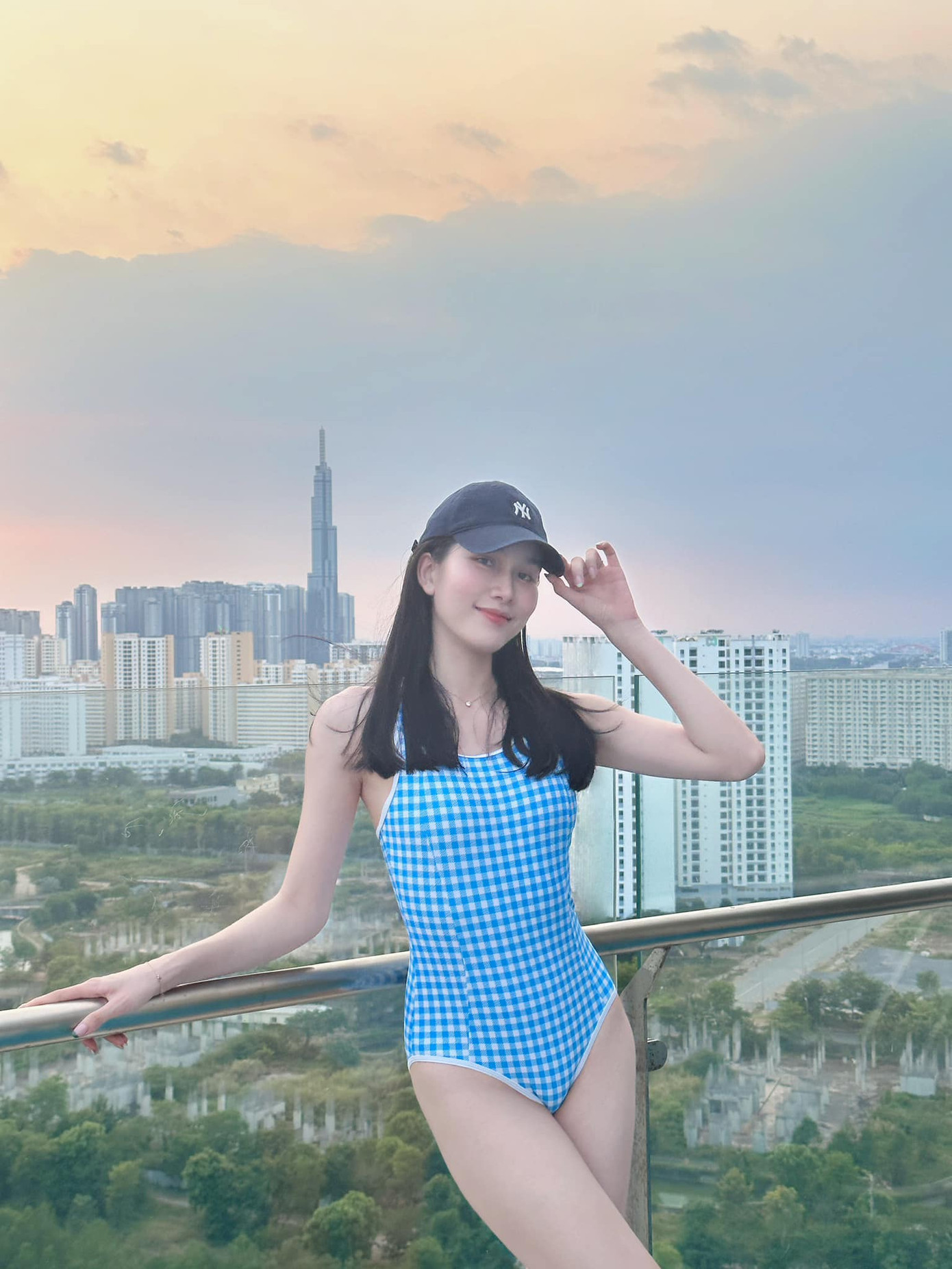 Chia sẻ với Tiền Phong, Á hậu Phương Anh cho biết cô và bạn trai tranh thủ chụp ảnh cưới ngay sau khi cô được cầu hôn. Cả hai đang lên kế hoạch cho hôn lễ. Á hậu Việt Nam 2020 tiết lộ cô và bạn trai lên kế hoạch tổ chức đám cưới cuối năm nay. Cô cũng hoàn thành chương trình học thạc sĩ vào cuối năm nên kế hoạch tổ chức đám cưới không ảnh hưởng đến việc học.