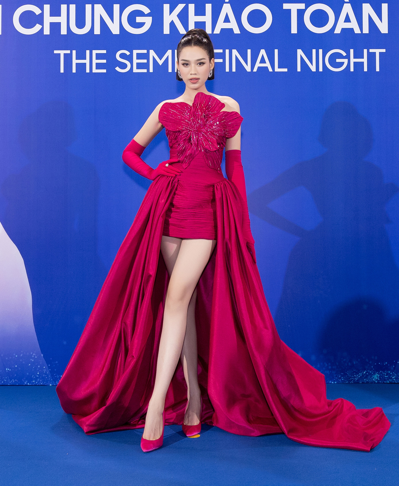 Hoa hậu Đỗ Thị Hà khoe chân dài 1,11 m trên thảm xanh của sự kiện. Người đẹp diện bộ váy tông màu đỏ cầu kỳ, lộng lẫy. Cô là thành viên ban giám khảo.