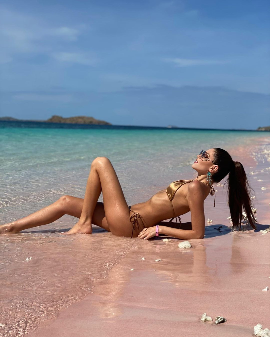 Isabella Menin tiết lộ cô sinh ra trong một gia đình có truyền thống về sắc đẹp. Mẹ và dì của cô đều từng thi sắc đẹp, còn bà cô được bầu là người phụ nữ đẹp nhất thành phố Marília. Theo chia sẻ của bà Adriana - mẹ Isabella Menin, người dân đất nước Brazil tự hào về cô. Đây cũng là chiếc vương miện hiếm hoi mà Brazil đạt được tại một cuộc thi Hoa hậu quốc tế trong vòng 51 năm qua.