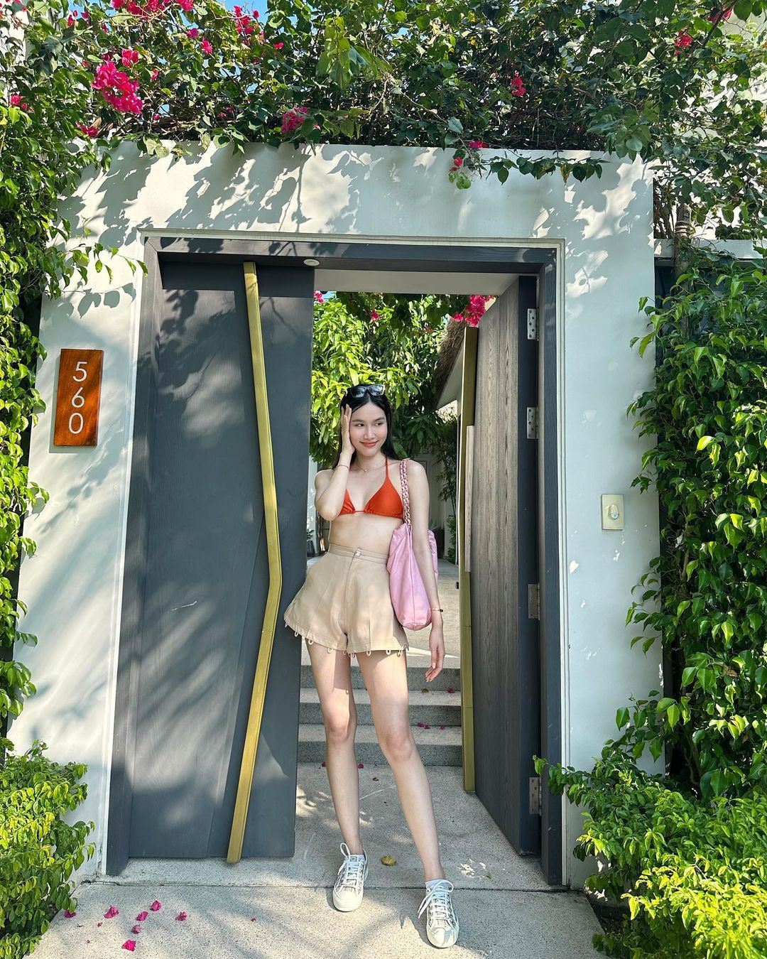 Với chiều cao 1,77 m, số đo ba vòng 87-61-93 cm, Phương Anh tự tin khoe hình thể quyến rũ khi diện bikini.