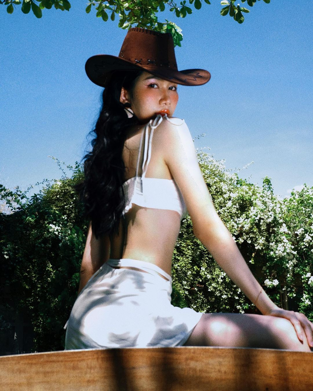 Cách kết hợp váy áo nhẹ nhàng, quyến rũ với những phụ kiện vintage như mũ cao bồi, boots đế bằng mang lại vẻ cổ điển cho người đẹp.