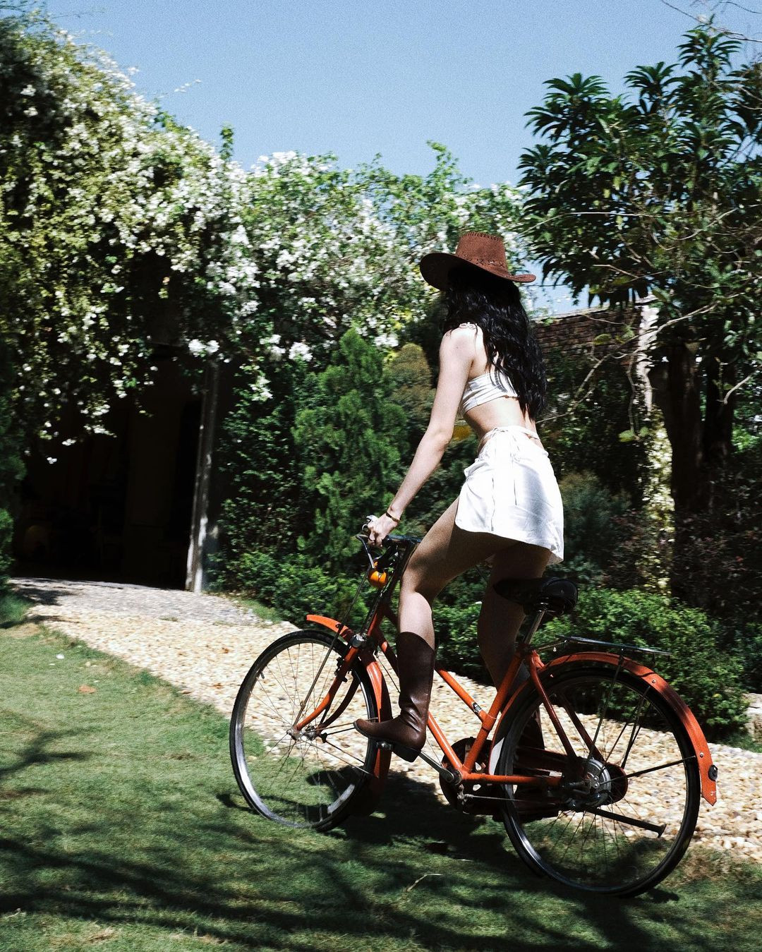 Cách kết hợp váy áo nhẹ nhàng, quyến rũ với những phụ kiện vintage như mũ cao bồi, boots đế bằng mang lại vẻ cổ điển cho người đẹp.