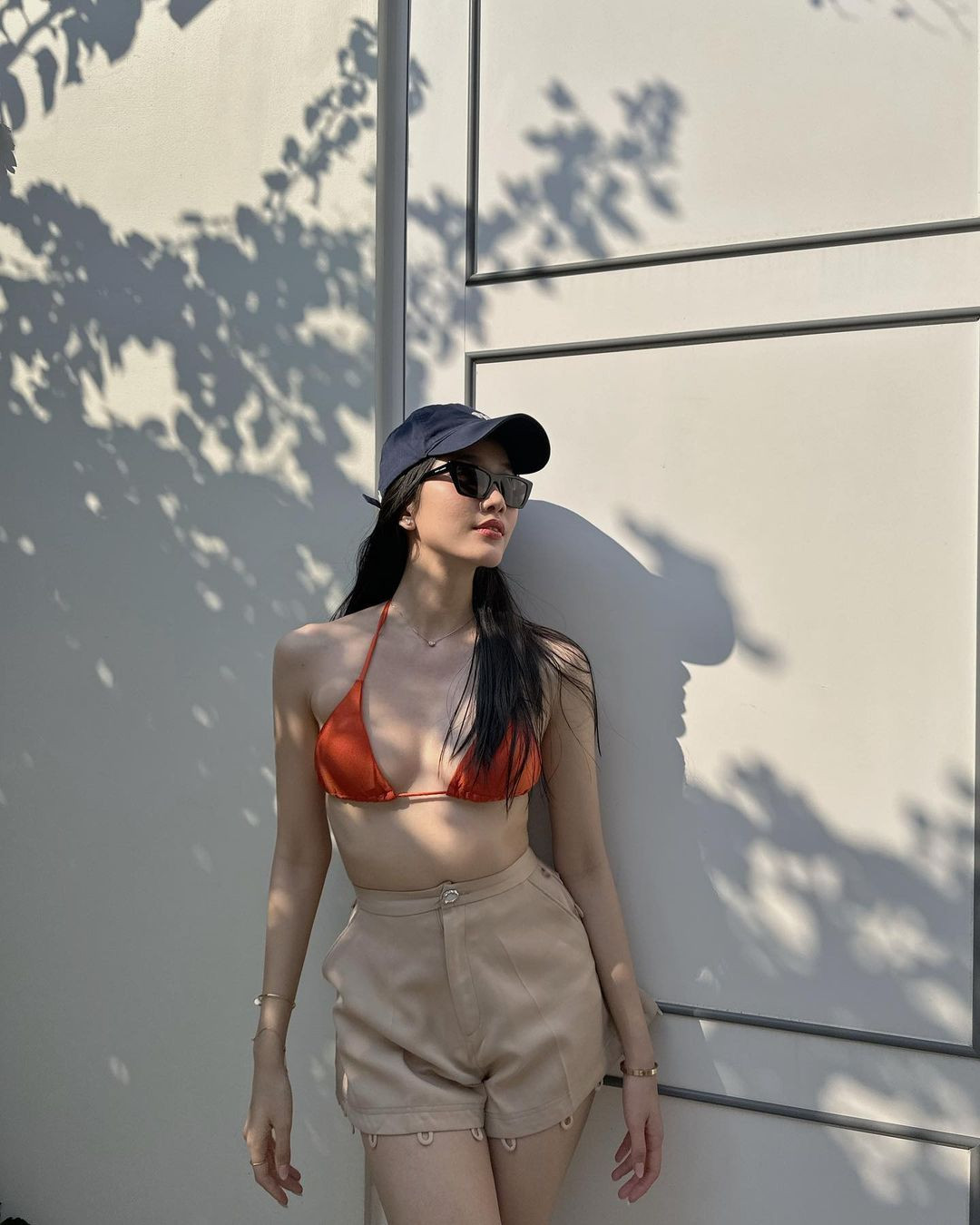 Với chiều cao 1,77 m, số đo ba vòng 87-61-93 cm, Phương Anh tự tin khoe hình thể quyến rũ khi diện bikini.