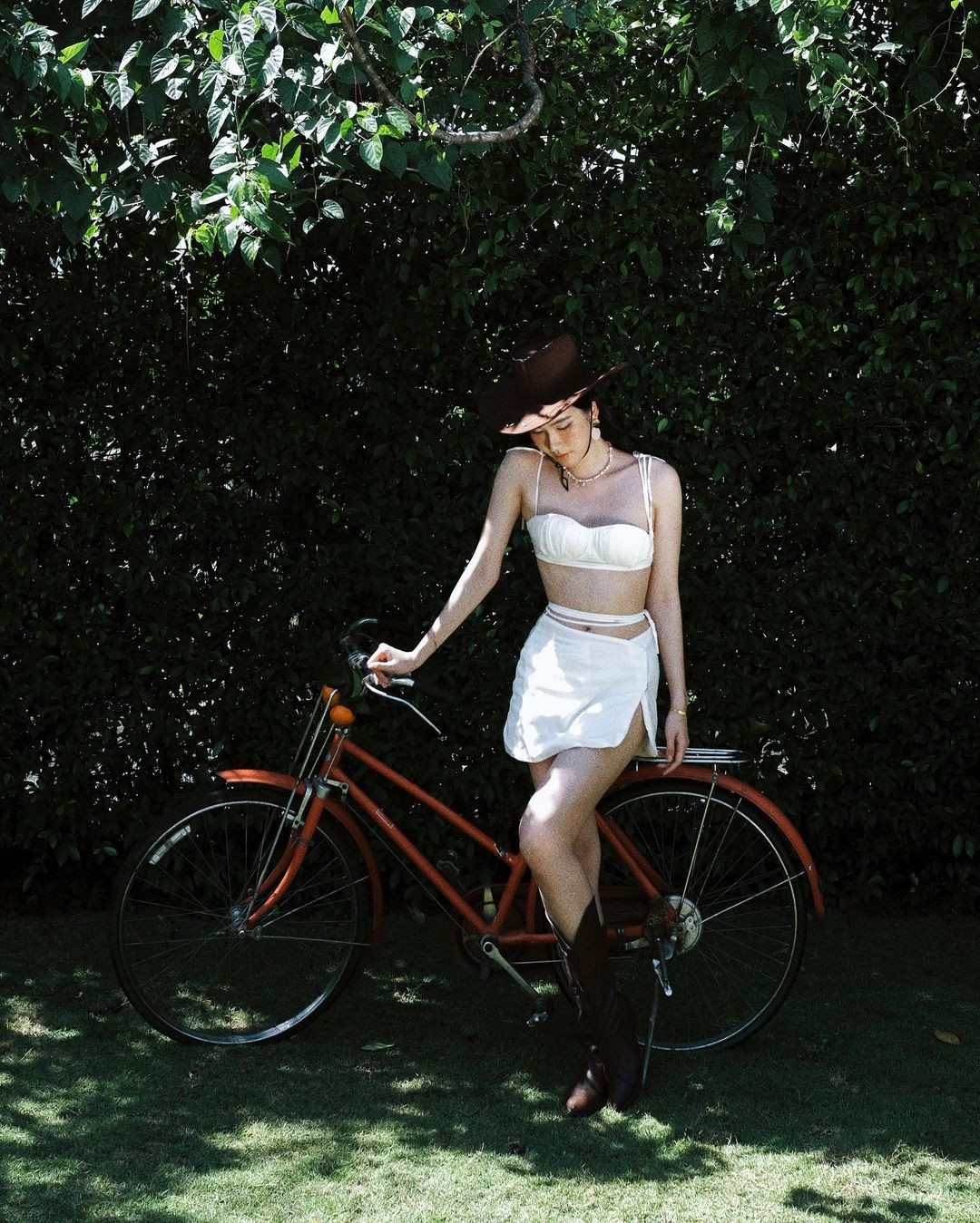 Cách kết hợp váy áo nhẹ nhàng, quyến rũ với những phụ kiện vintage như mũ cao bồi, boots đế bằng mang lại vẻ cổ điển cho người đẹp.