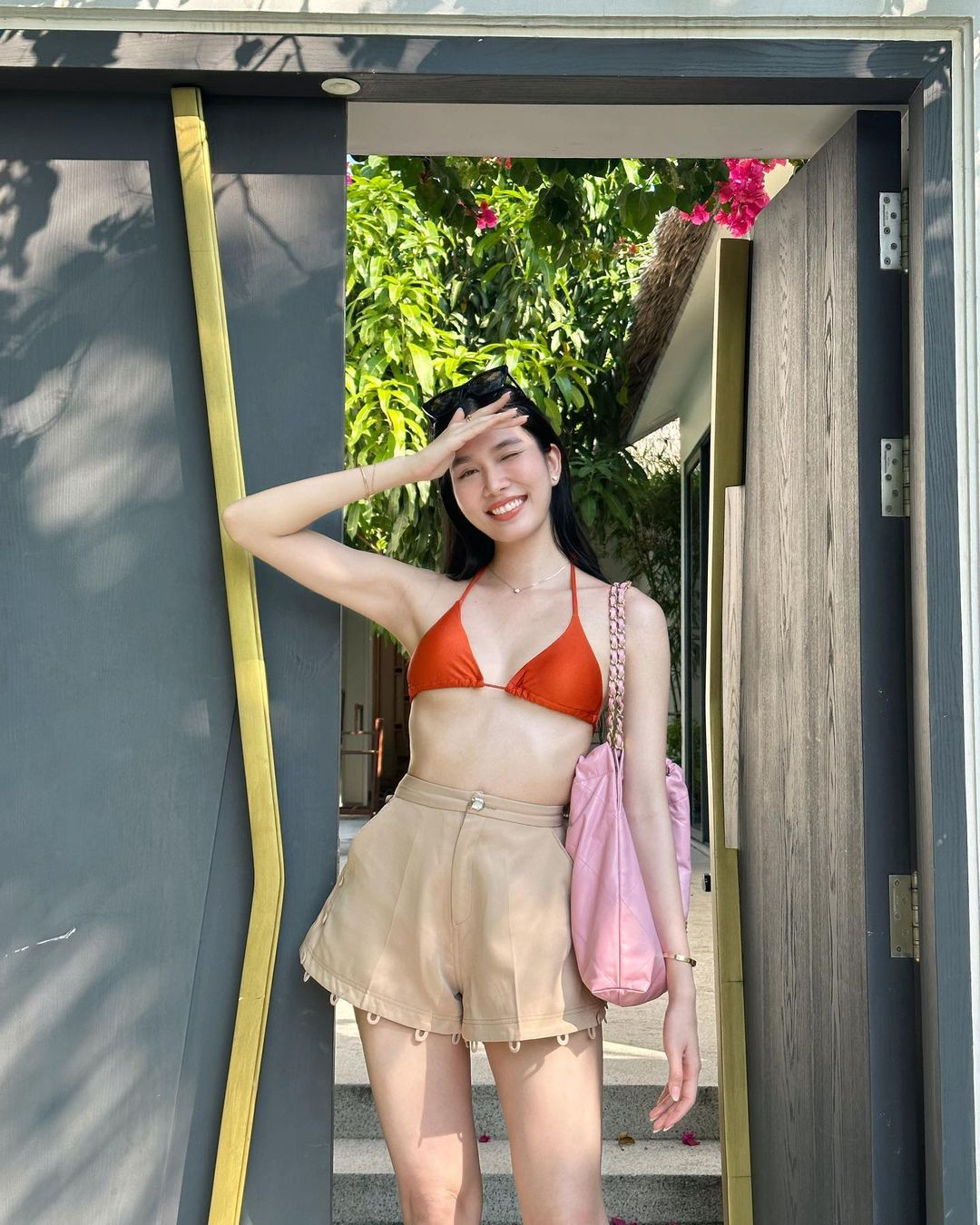 Với chiều cao 1,77 m, số đo ba vòng 87-61-93 cm, Phương Anh tự tin khoe hình thể quyến rũ khi diện bikini.