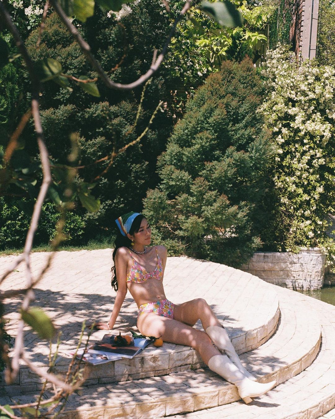 Phương Anh yêu thích phong cách vintage cổ điển, lãng mạn. Tuy nhiên, người đẹp vẫn biết cách khoe khéo nét quyến rũ của cơ thể. Người đẹp ưa chuộng những bộ bikini họa tiết hoa nhẹ nhàng, duyên dáng.