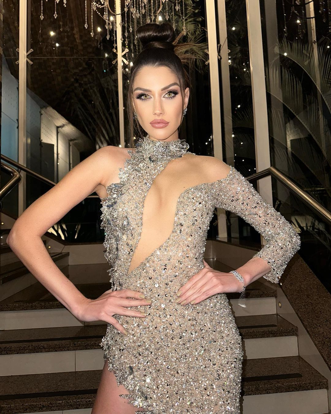 Vốn sở hữu hình thể ấn tượng với chiều cao 1,78 m và số đo ba vòng 83-59-89 cm nên Isabella Menin dễ dàng chinh phục trang phục cut-out khoe đường cong. Cô yêu thích những bộ váy dạ hội tông màu bạc, đính kết, xẻ ngực quyến rũ.