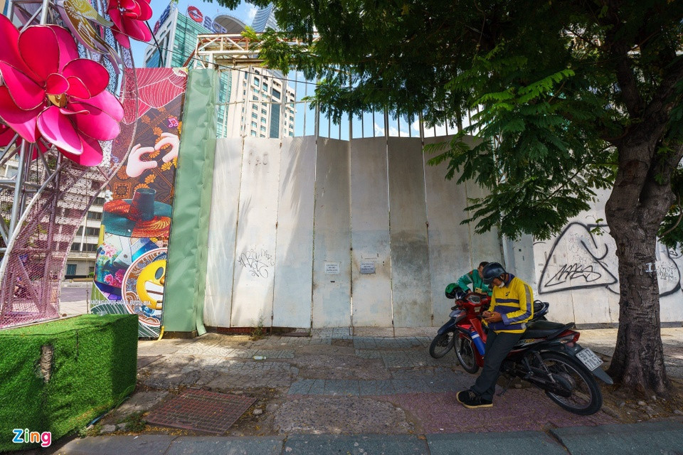 Theo ghi nhận, dự án đặt nhà vệ sinh công cộng tại số 2-4-6 Nguyễn Huệ hiện chưa lắp đặt nhà vệ sinh. Dự kiến nơi đây sẽ xây dựng nhà vệ sinh ngay khi hoàn thành dự án mở rộng khách sạn Majestic.