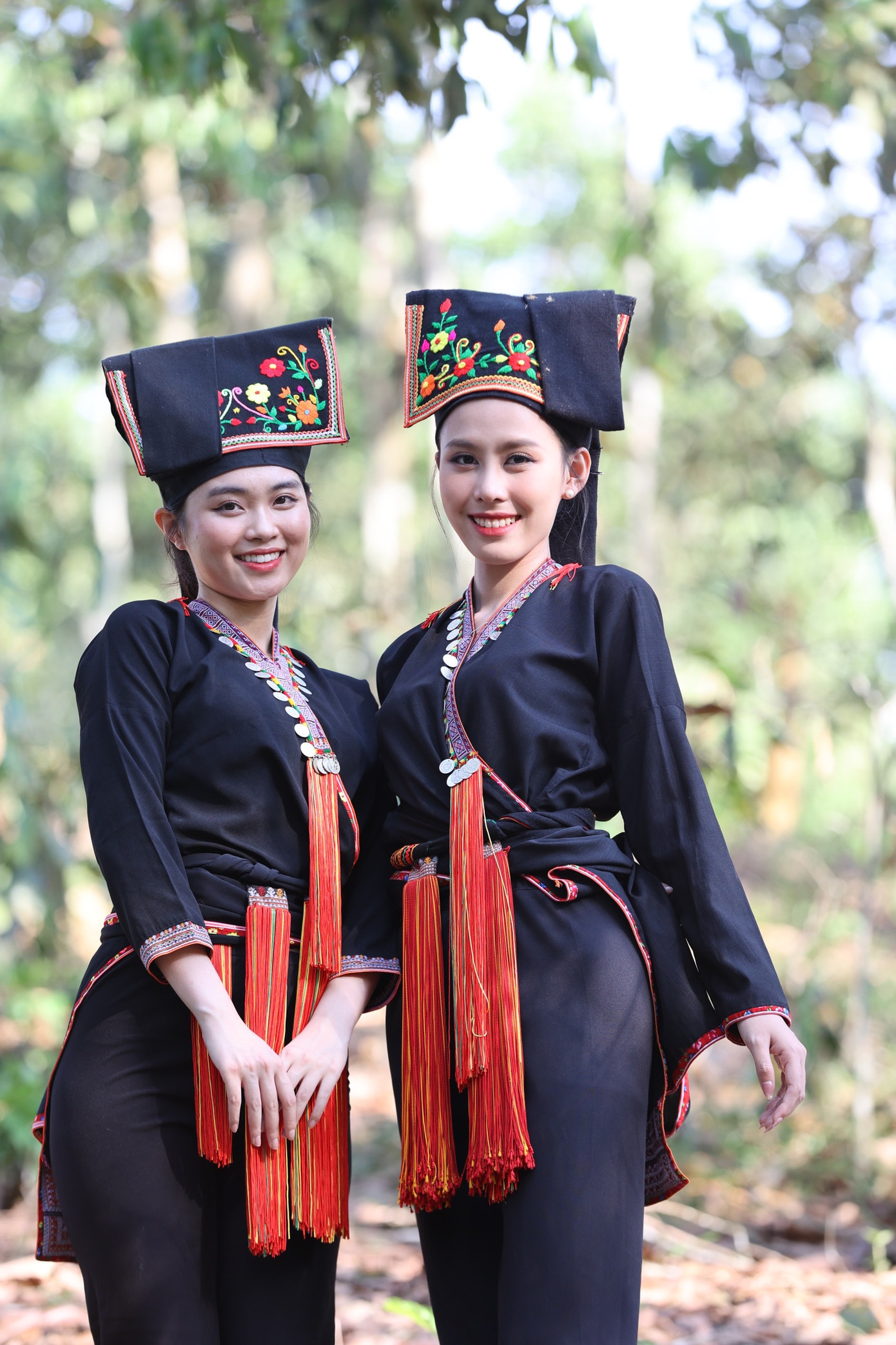 Ngọc Hằng và Phương Anh cho biết họ từng sử dụng quế nhiều lần trong cuộc sống thường ngày nhưng giờ có dịp đến tận nơi ngắm những đồi quế bạt ngàn và chứng kiến các công đoạn thu hoạch, sản xuất quế khiến họ cảm thấy rất thú vị.