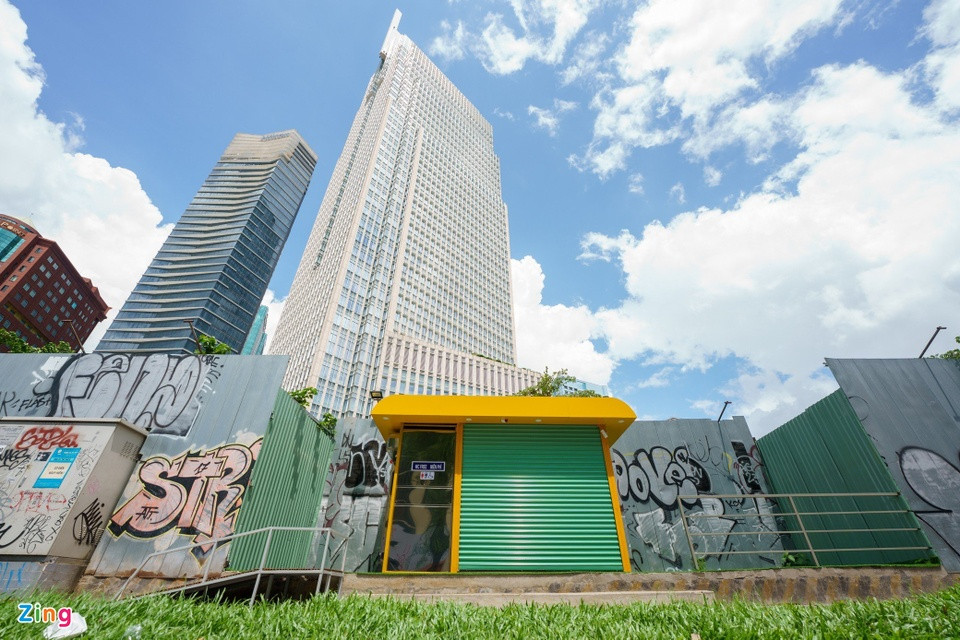 Theo báo cáo từ Sở Tài nguyên và Môi trường TP.HCM, trong số 5 khu "đất vàng" được TP chấp thuận xây nhà vệ sinh công cộng, 4 nhà vệ sinh đã đưa vào sử dụng, gồm: 8-12 Lê Duẩn; 8 Nguyễn Trung Trực; 2-4-6 Hai Bà Trưng và 135 Nguyễn Huệ.