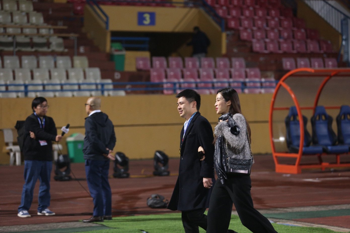 Hoa hậu Việt Nam 2016 gần như rút lui khỏi giới showbiz để chăm lo cho cuộc sống gia đình. Cô chỉ xuất hiện ở các trận đấu mà đội bóng của chồng tham gia thi đấu. Hồi tháng 1, Đỗ Mỹ Linh tới sân vận động Hàng Đẫy để chứng kiến trận tranh Siêu cúp bóng đá Quốc gia - Cúp THACO năm 2022 giữa CLB Hà Nội và CLB Hải Phòng. Người đẹp vỡ òa khi kết thúc trận đấu, CLB Hà Nội giành chiến thắng.