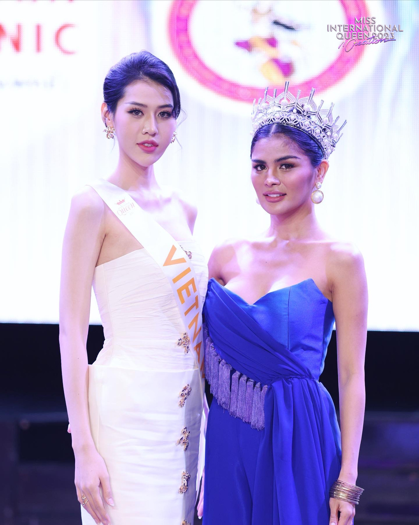 Người đẹp Nguyễn Hà Dịu Thảo được Hoa hậu Fuschia Anne Ravena trao sash Việt Nam tại sự kiện. Trước đó, Dịu Thảo chia sẻ cô đi thi với tư cách cá nhân. Nguyễn Hà Dịu Thảo sinh năm 2000, quê Hải Dương, hiện sống cùng gia đình ở Bình Dương. Cô cao 1,7 m, số đo 90-68-94 cm, có kỹ năng tiếng Anh tốt.