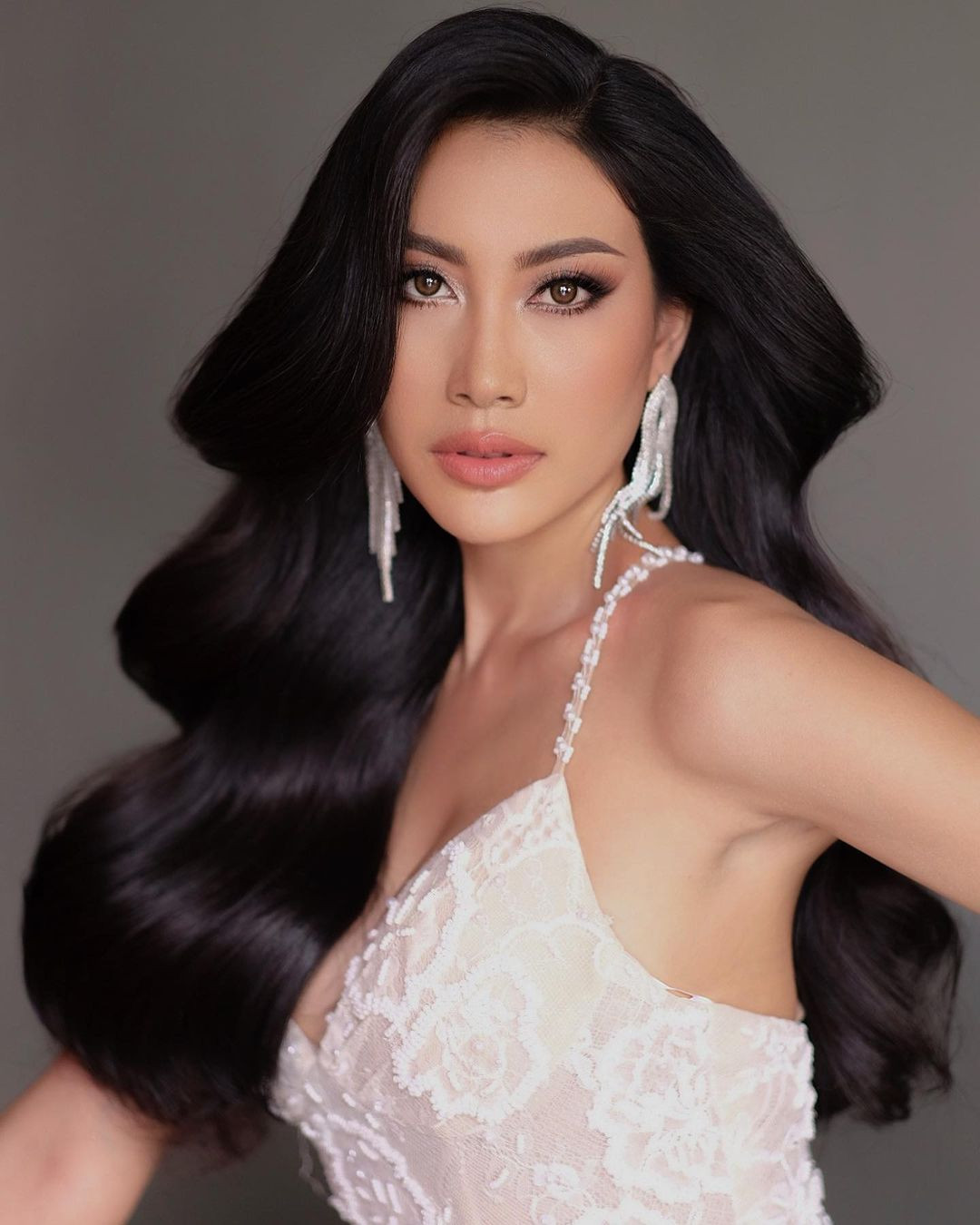 Đang đứng thứ 3 ở cuộc bình chọn là người đẹp Campuchia - Chily Tevy. Hiện tại, ảnh chân dung của cô nhận được hơn 11.000 lượt thích và 14.000 lượt chia sẻ. Chily Tevy được xem là một trong những đại diện nổi bật ở khu vực châu Á cuộc thi Hoa hậu Siêu quốc gia 2023.