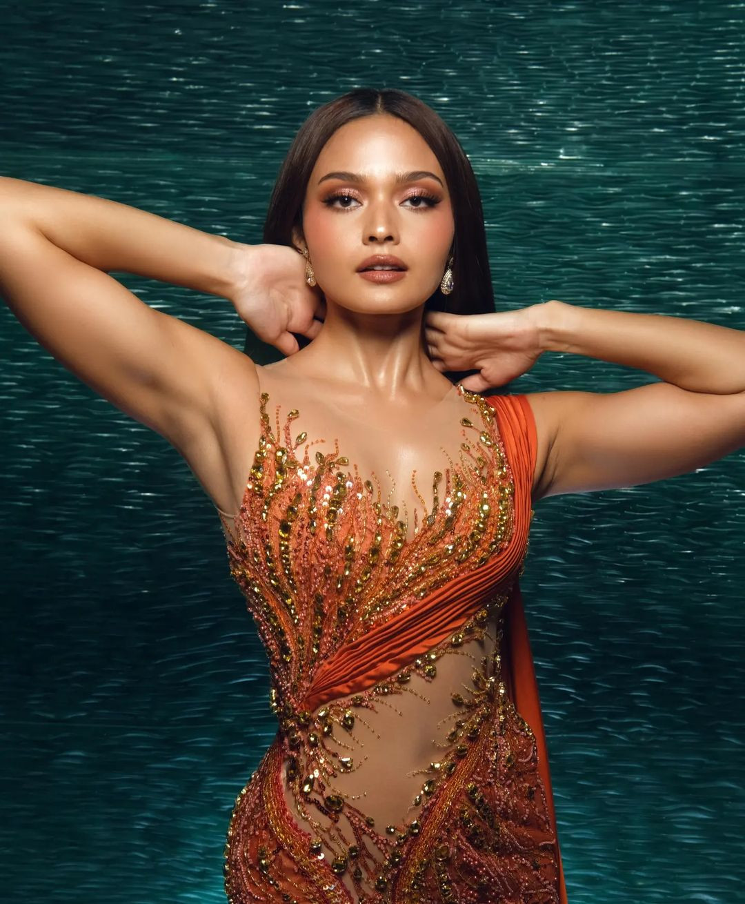 Pauline Amelinckx sinh năm 1996, được đánh giá là người đẹp có nền tảng học thức. Cô từng là sinh viên Đại học Cebu Doctors' University. Ngoài ra, cô cũng theo học tại Học viện La Salle. Sau đó, người đẹp theo đuổi sự nghiệp người mẫu và trở nên nổi tiếng. Pauline Amelinckx là con lai, cô có mẹ là người Philippines, bố là người Bỉ. Tuy chỉ cao 1,67 m, người đẹp có sắc vóc cân đối, quyến rũ cùng gương mặt cá tính.