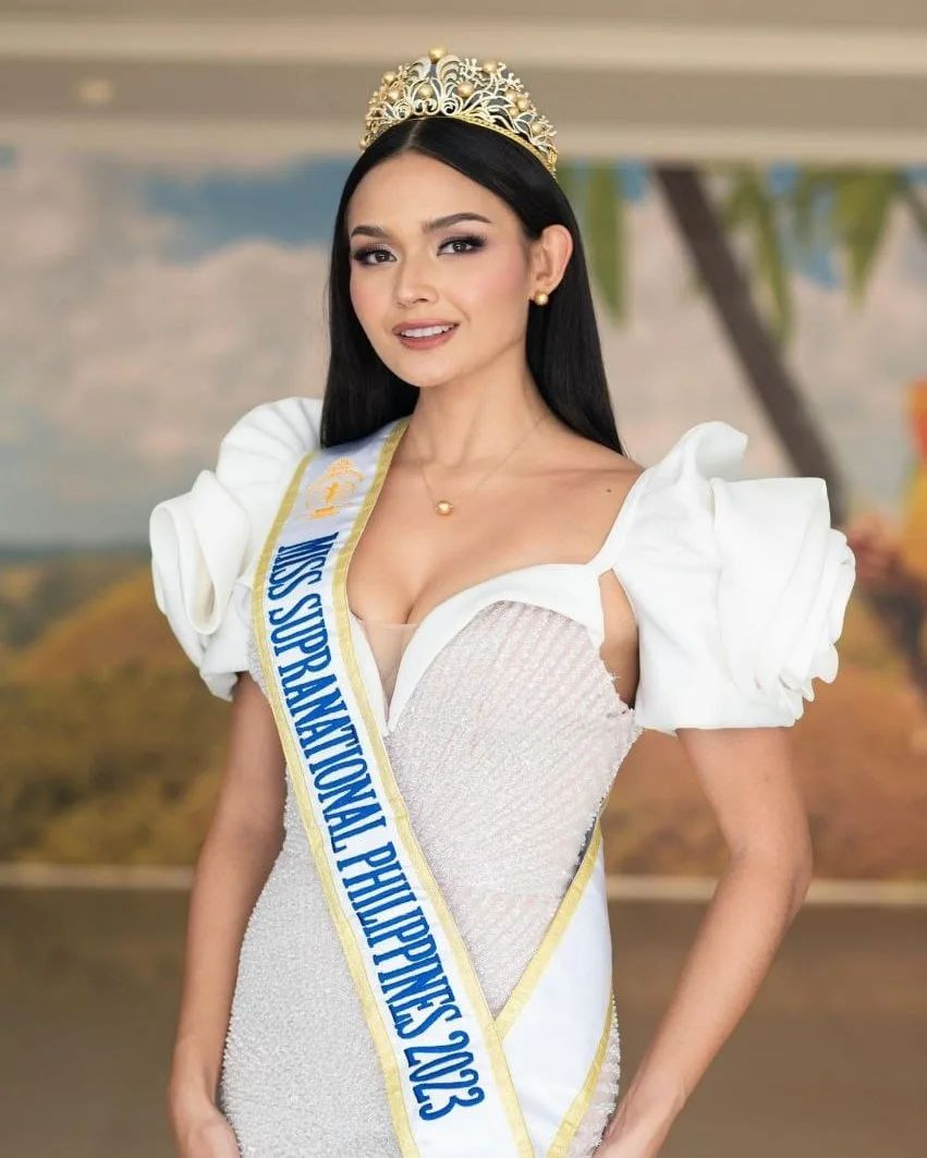 Pauline Amelinckx vốn là người mẫu có sức ảnh hưởng trên mạng xã hội ở Philippines. Cô là người đẹp nổi tiếng trong giới thi sắc đẹp. Đặc biệt, Pauline Amelinckx đã 3 lần tham dự cuộc thi Hoa hậu Hoàn vũ Philippines. Ở lần thứ 3 dự thi Hoa hậu Hoàn vũ Philippines 2023, người đẹp đã giành được quyền đại diện Philippines ở Hoa hậu Siêu quốc gia 2023.