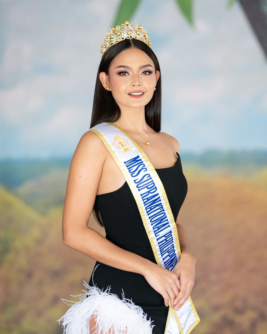 Pauline Amelinckx vốn là người mẫu có sức ảnh hưởng trên mạng xã hội ở Philippines. Cô là người đẹp nổi tiếng trong giới thi sắc đẹp. Đặc biệt, Pauline Amelinckx đã 3 lần tham dự cuộc thi Hoa hậu Hoàn vũ Philippines. Ở lần thứ 3 dự thi Hoa hậu Hoàn vũ Philippines 2023, người đẹp đã giành được quyền đại diện Philippines ở Hoa hậu Siêu quốc gia 2023.