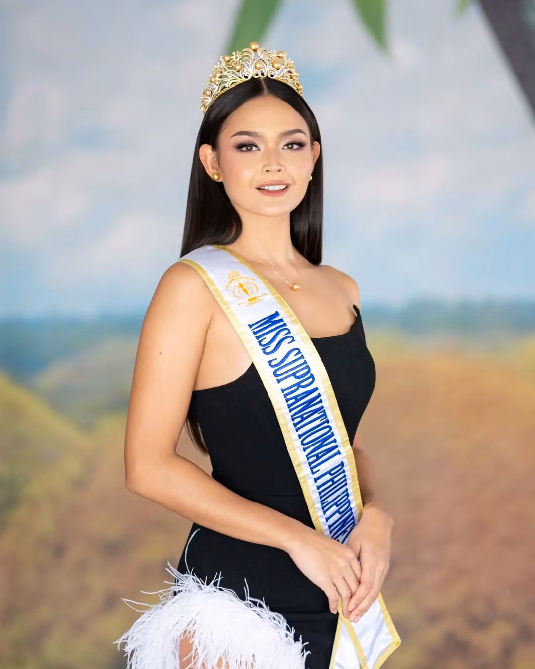Pauline Amelinckx vốn là người mẫu có sức ảnh hưởng trên mạng xã hội ở Philippines. Cô là người đẹp nổi tiếng trong giới thi sắc đẹp. Đặc biệt, Pauline Amelinckx đã 3 lần tham dự cuộc thi Hoa hậu Hoàn vũ Philippines. Ở lần thứ 3 dự thi Hoa hậu Hoàn vũ Philippines 2023, người đẹp đã giành được quyền đại diện Philippines ở Hoa hậu Siêu quốc gia 2023.