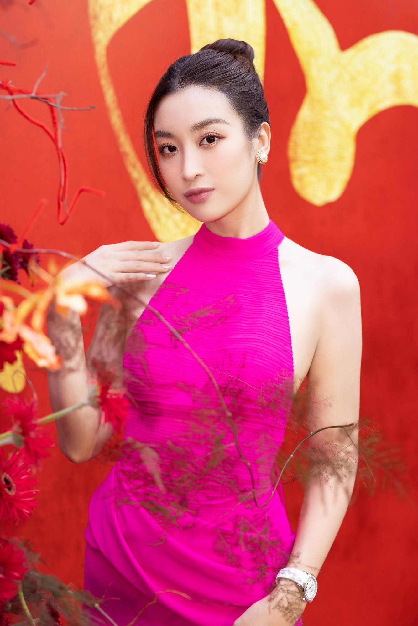 Sau khi kết hôn, Đỗ Mỹ Linh từng chia sẻ tạm thời rời xa showbiz để chăm lo cho gia đình nhỏ của mình. Kể từ khi lên xe hoa, người đẹp hạn chế tham gia sự kiện. Tháng 10/2022, cô hiếm hoi xuất hiện ở một show diễn thời trang tại Hà Nội.