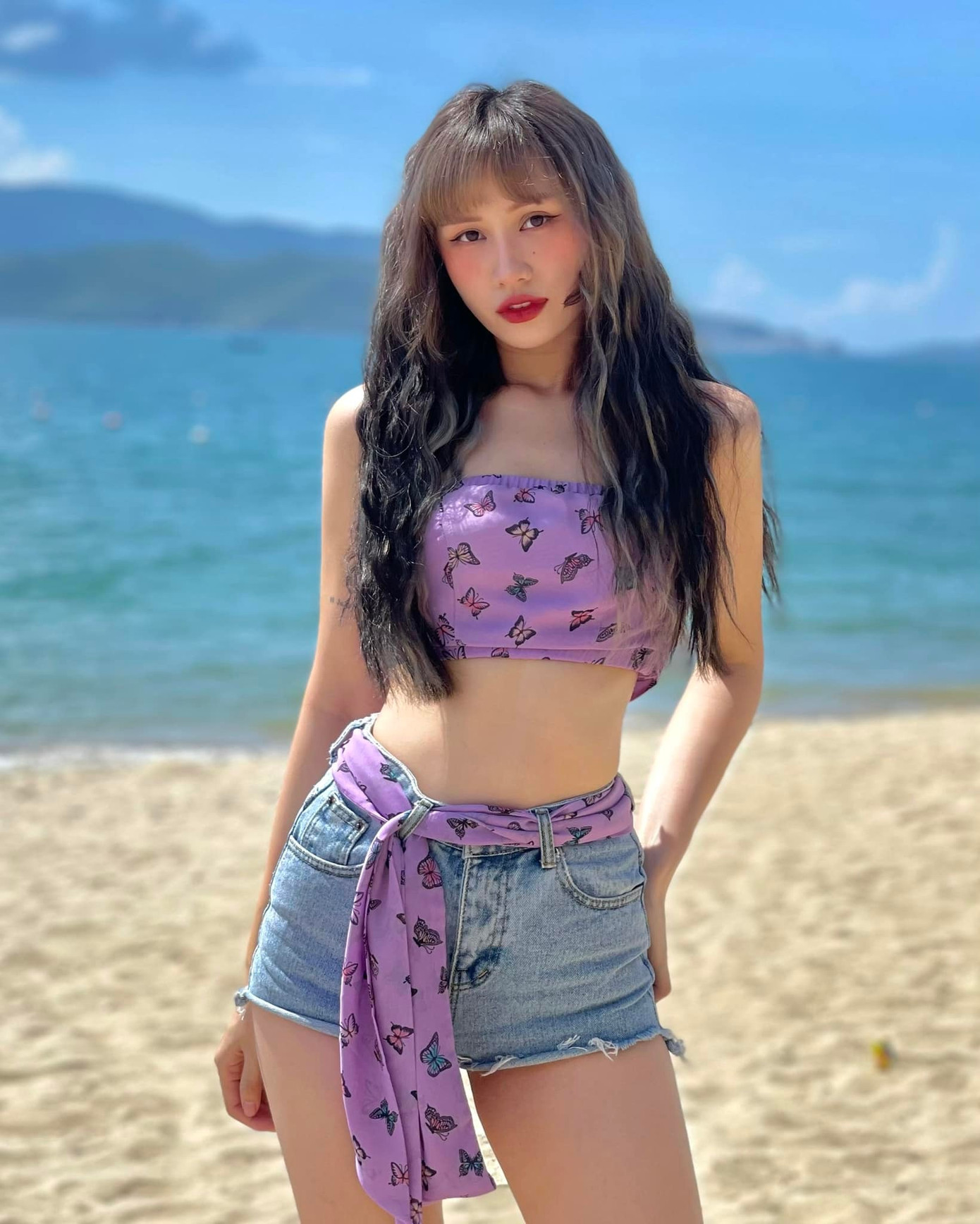 Kim Dung có gu thời trang năng động. Cô có kinh nghiệm làm dancer 7 năm nên sở hữu hình thể săn chắc.