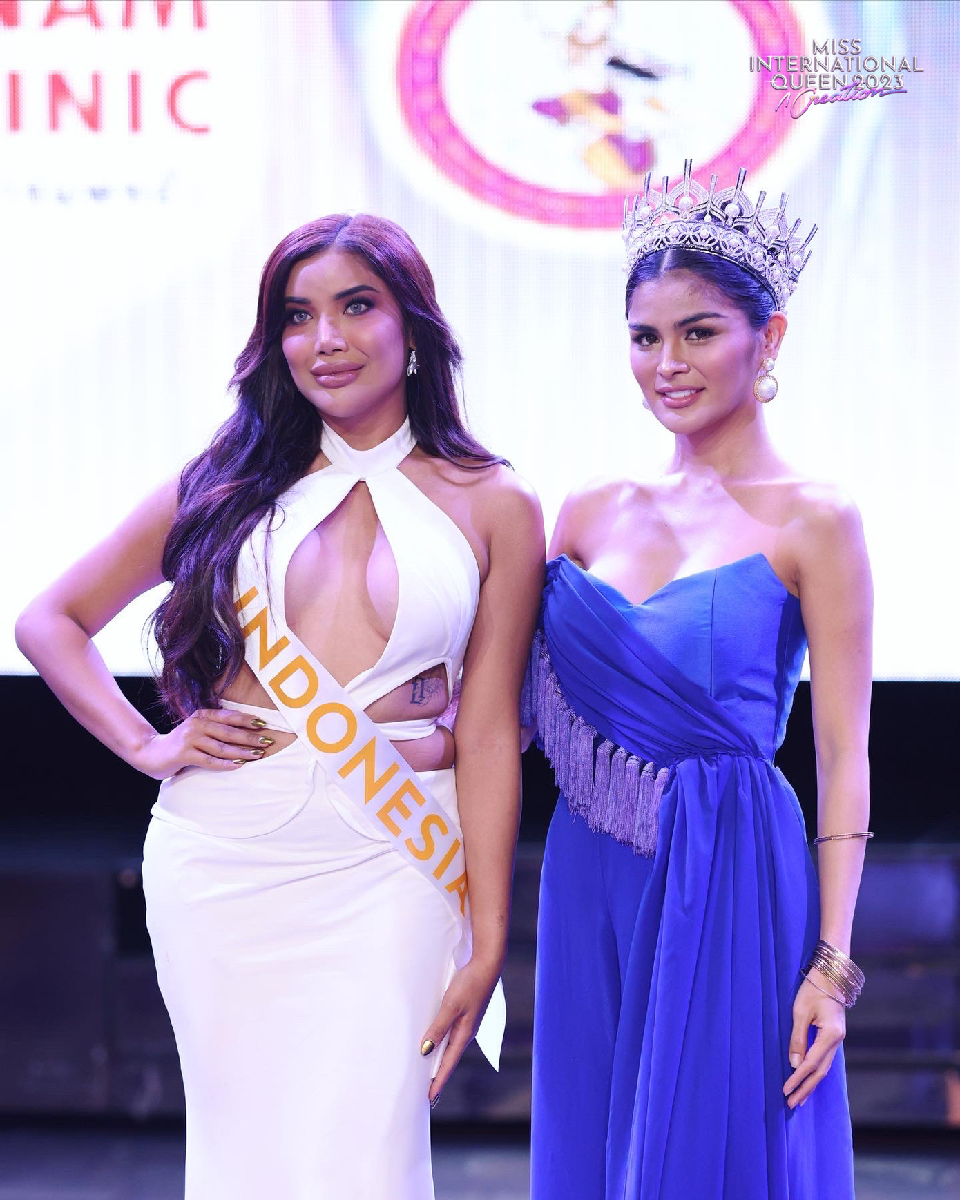 Đại diện Indonesia diện váy cut-out. Người đẹp bị nhận xét có thân hình thừa cân, không săn chắc và gương mặt đơ cứng do thẩm mỹ.