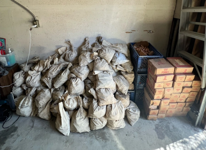 Những túi tiền xu trong tầm hầm nhà bố vợ của John