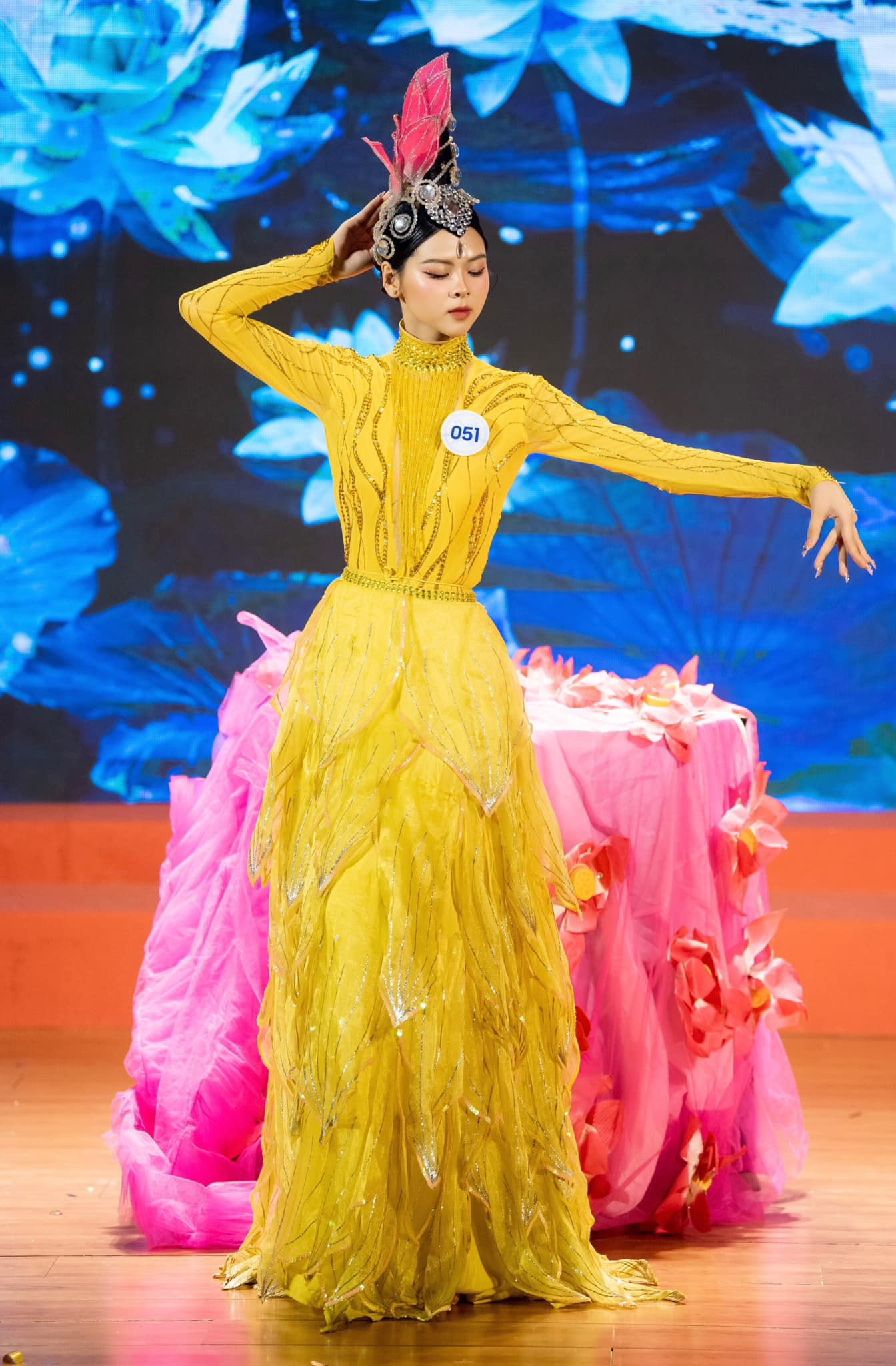 Trong phần thi Tài năng, Ngân Hà gây ấn tượng với tiết mục múa chim công trong trang phục sặc sỡ, động tác khá uyển chuyển. Không chỉ ghi điểm bởi màn trình diễn chuyên nghiệp, Ngân Hà còn thuyết phục ban giám khảo bằng trang phục chỉn chu, đẹp mắt. Sự đầu tư nghiêm túc đã giúp cô chiến thắng giải thưởng phụ quan trọng của cuộc thi.