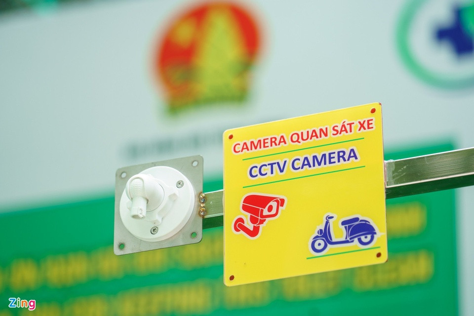 Mới khánh thành và đi vào hoạt động vào ngày 28/5 nhưng camera quan sát tại nhà vệ sinh trên đường Nguyễn Trung Trực đã bị kẻ gian lấy cắp.