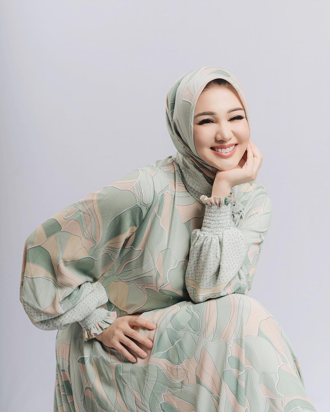 Người đẹp thường xuyên dùng khăn trùm đầu và ăn mặc kín mít kể từ sau khi sinh con thứ hai.