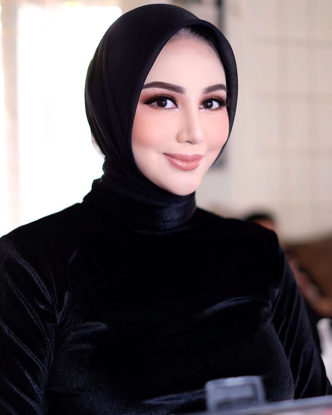 Trong quá trình mang bầu, Ariska Putri Pertiwi thường xuyên mặc kín mít để che cơ thể. Kiểu mặc truyền thống của phụ nữ Indonesia giúp cô che được hình thể.