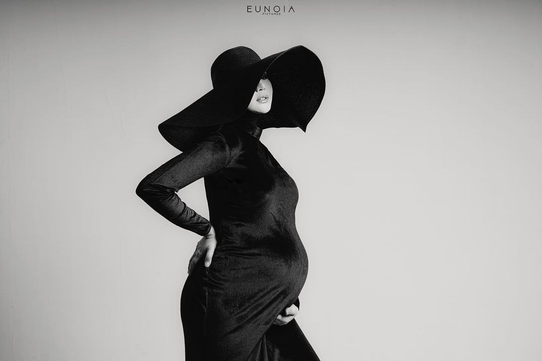 Trong quá trình mang bầu, Ariska Putri Pertiwi thường xuyên mặc kín mít để che cơ thể. Kiểu mặc truyền thống của phụ nữ Indonesia giúp cô che được hình thể.