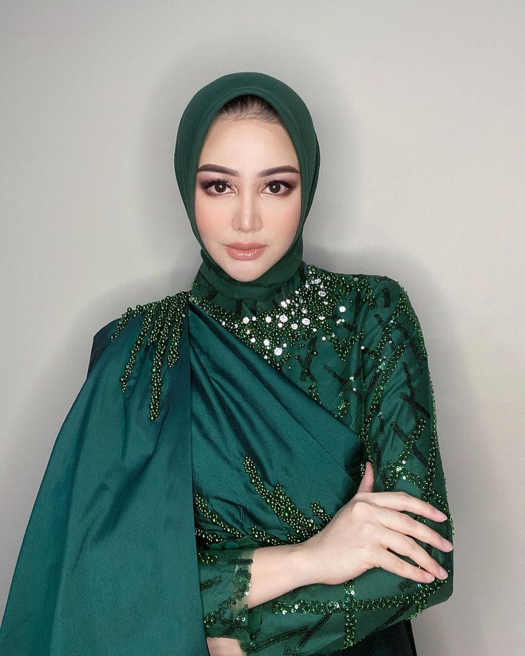 Người đẹp thường xuyên dùng khăn trùm đầu và ăn mặc kín mít kể từ sau khi sinh con thứ hai.