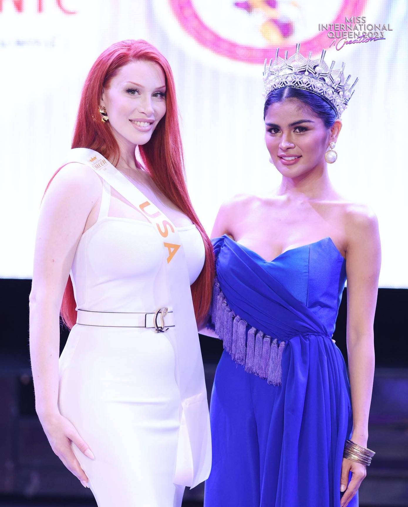 Người đẹp Mỹ nổi bật với mái tóc đỏ và làn da trắng mịn. Cô có vóc dáng đầy đặn.