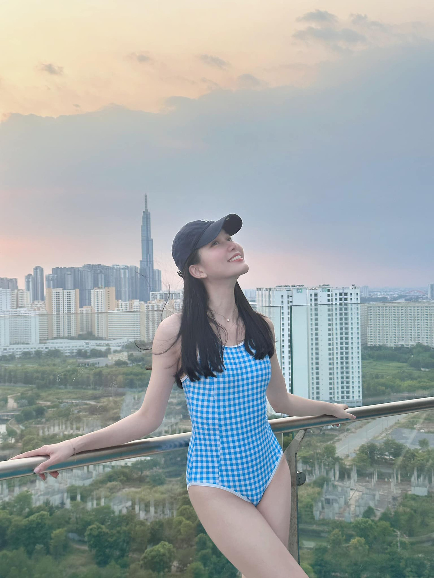 Chia sẻ với Tiền Phong, Á hậu Phương Anh cho biết cô và bạn trai tranh thủ chụp ảnh cưới ngay sau khi cô được cầu hôn. Cả hai đang lên kế hoạch cho hôn lễ. Á hậu Việt Nam 2020 tiết lộ cô và bạn trai lên kế hoạch tổ chức đám cưới cuối năm nay. Cô cũng hoàn thành chương trình học thạc sĩ vào cuối năm nên kế hoạch tổ chức đám cưới không ảnh hưởng đến việc học.