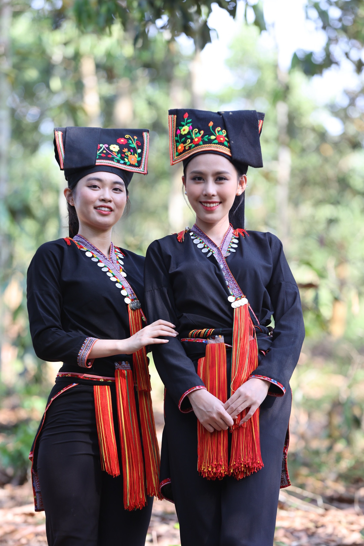 Ngọc Hằng và Phương Anh cho biết họ từng sử dụng quế nhiều lần trong cuộc sống thường ngày nhưng giờ có dịp đến tận nơi ngắm những đồi quế bạt ngàn và chứng kiến các công đoạn thu hoạch, sản xuất quế khiến họ cảm thấy rất thú vị.