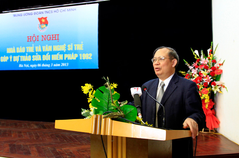 Tiến sĩ Đinh Xuân Thảo, Viện trưởng Viện Nghiên cứu lập pháp của Quốc hội giới thiệu một số nội dung sửa đổi quan trọng của Dự thảo Hiến pháp. Ảnh: Xuân Tùng