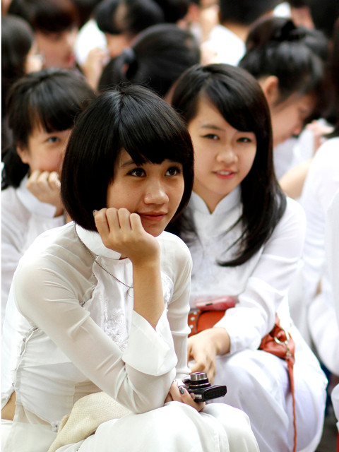 Đối với những học sinh khối 12, ngày khai giảng trở nên đặc biệt hơn. Quỳnh, lớp 12A5 (trong ảnh)chia sẻ: trong em giờ rất nhiều cảm xúc. Đó là niềm vui năm học mới, là chút miên man về bạn bè, dãy ghế của lớp.... Đối với những học sinh khối 12, ngày khai giảng trở nên đặc biệt hơn. Quỳnh, lớp 12A5 (trong ảnh)chia sẻ: trong em giờ rất nhiều cảm xúc. Đó là niềm vui năm học mới, là chút miên man về bạn bè, dãy ghế của lớp...