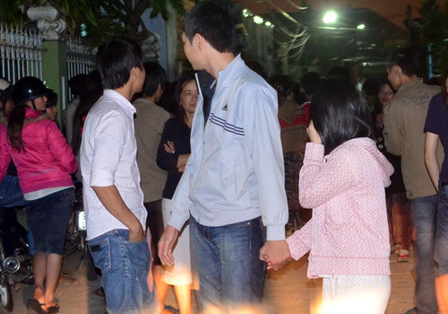 Việc Bình khống chế 4 sinh viên làm con tin sau khi cướp laptop bất thành làm nhiều sinh viên ở trọ tại phường Hòa Khánh Nam hoảng loạn. Ảnh: Nguyễn Đông. Việc Bình khống chế 4 sinh viên làm con tin sau khi cướp laptop bất thành làm nhiều sinh viên ở trọ tại phường Hòa Khánh Nam hoảng loạn. Ảnh: Nguyễn Đông